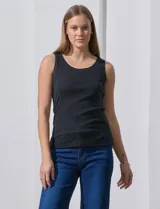 Musculosa amarilla de algodón con cuello redondo y sisas anchas.