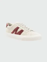 Zapatillas bajas Moncler modelo Moncado2, color crema, con franjas laterales en gamuza color bordó que forman una 'M' y la palabra 'MONCLER' grabada. Tienen cordones grises y suela de goma blanca.