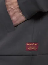 Campera tipo hoodie con cierre frontal, color gris oscuro.