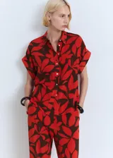 Pantalón largo de corte recto con estampado floral en tonos rojo y marrón, cuenta con cintura elástica y bolsillos laterales.