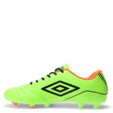 Championes de fútbol Umbro modelo Classico III HG, color azul marino con detalles en verde neón. Presentan un diseño con costuras en la puntera para mayor control, cierre con cordones y suela con tapones para terreno firme.