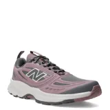 Championes de trail running New Balance 410 V9 para mujer, color violeta y gris con suela blanca. Cuenta con la tecnología Fresh Foam y AT Tread, capellada de malla y material sintético con la característica "N" en el lateral.