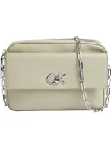 Bandolera rectangular color verde claro, con correa de cadena plateada y logo CK plateado en el frente.
