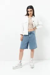 Musculosa a rayas horizontales color verde y blanco, sin mangas y de corte ajustado.