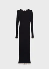 Vestido largo de punto fino, color negro, con ajuste slim fit, cuello redondo y mangas largas. Presenta detalles de ribetes en contraste en color claro en el cuello y los puños.