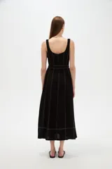 Vestido midi de lino color blanco con cuello cuadrado, sin mangas, detalle de pespuntes a contratono y cinturón con hebilla integrada en la cintura.