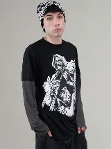 Remera de manga larga con diseño de doble capa, cuerpo negro con estampado gráfico de una calavera en motocicleta y mangas largas en color gris oscuro. Corte oversize.