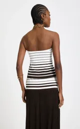 Top strapless ajustado de punto, con diseño de rayas horizontales blancas y marrones, escote palabra de honor y lazo ajustable en la cintura.