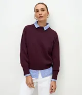 Buzo suéter de tricot con cuello redondo y puños ajustados, de diseño clásico y versátil.