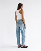Jeans de corte barrel relajado, confeccionado en denim celeste claro con pespuntes y atraques a contratono en bordó. Presenta tiro medio, diseño de pierna curva y bolsillos traseros con logo bordado.