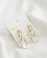 Aros colgantes con base de strass dorados y pétalos colgantes de nácar.