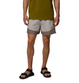 Short Columbia Riptide Retro Short de hombre, color gris con paneles inferiores en marrón y detalles en verde oliva. Cuenta con tecnología Omni-SHIELD™ de repelencia al agua y manchas, cintura elástica con cordón ajustable y bolsillos con cremallera.