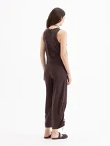 Pantalon de tiro medio color beige, confeccionado en twill, con fit relajado, pierna ancha estilo babucha, bolsillos laterales y traseros tipo ojal, y presillas en la cintura.