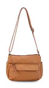 Bandolera de cuero sintético con textura granulada, color marrón. Cuenta con un compartimento principal con cierre, un bolsillo frontal con tapa y bolsillos laterales. Incluye correa larga ajustable para llevar al hombro o cruzada.