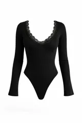 Body de manga larga color negro, con escote en V profundo decorado con puntilla de encaje en los bordes.