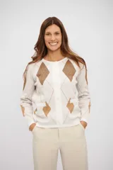 Saco de punto con diseño de rombos en tonos crudo y marrón, con cierre frontal de botones y cuello redondo.