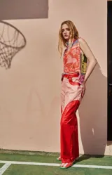 Pantalón de cuero genuino ovino a dos colores, rosa pálido y rojo, con corte recto y bolsillos laterales. Hecho a mano en Uruguay.