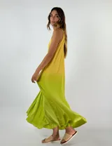 Vestido largo amarillo con degradé a verde, escote en V y corte suelto.