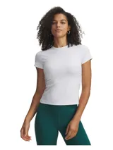 Remera deportiva de manga corta, color blanco, con cuello redondo y ajuste entallado. Confeccionada en tejido elástico y transpirable con tecnología de control de olores.