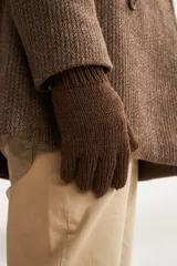 Guantes de lana marrón tejido a mano con punto jersey.