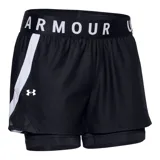 Short deportivo Under Armour Play Up 2 en 1, color negro con cintura elástica con logo de la marca en blanco y raya lateral blanca.