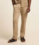 Pantalón de sarga para hombre, de corte recto y diseño básico. Cuenta con cintura fija con trabillas para cinturón, cierre frontal con cremallera y botón, y bolsillos laterales y traseros.