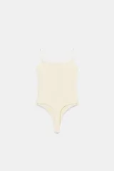 Body de escote recto con tirantes finos ajustables y cierre inferior con botones a presión.