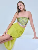 Falda corta color amarillo, cruzada adelante, con pretina ancha elastizada y forro interno a tono. Marca Cable & Gauge.