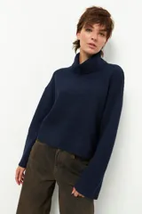 Sweater azul marino de cuello alto y manga larga.