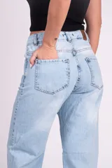 Jean tiro alto de algodón denim color celeste, con cuatro bolsillos, cierre de botón y cremallera, y diseño de pierna recta.