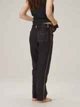 Pantalón de lino color beige, de corte recto y elegante, con bolsillos laterales.