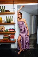 Falda larga de tul con rayas horizontales color lila y marrón chocolate. Presenta volados verticales en los laterales y dos tajos frontales.