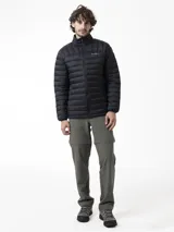 Campera puffer negra con diseño acolchado horizontal, cuello alto y cierre frontal completo. Cuenta con bolsillos laterales con cierre y el logo de la marca estampado en el pecho.