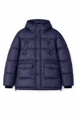 Campera puffer con capucha, cierre frontal con botones a presión, bolsillos frontales con solapa y puños elásticos.