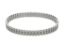 Esclava rígida de acero plateado con diseño de eslabones ovalados con perforaciones en forma de rombo.