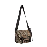 Bolso tipo messenger de Supreme con estampado de camuflaje forestal. Cuenta con solapa frontal con cierre de hebillas, correa ajustable para el hombro y logo de la marca en la parte inferior.