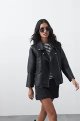 Campera biker de cuero sintético en color negro, con cierre diagonal, solapas amplias y herrajes metálicos plateados.