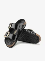 Sandalias Birkenstock Arizona BB negras de charol con hebillas doradas ajustables y plantilla anatómica de corcho y látex.