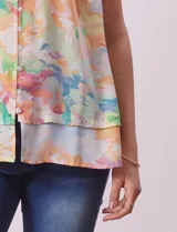 Blusa sin mangas en gasa estampada, marca Zac & Rachel. Escote en V y abertura central con botones. Hombros con detalle de puntilla. Terminación de ruedo en capas.