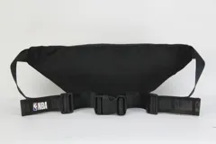 Riñonera negra de nylon con detalles en rojo y logo de la NBA en el frente.
