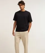 Pantalón tipo jogger de corte holgado, color verde oliva, con cintura elástica ajustable mediante cordón, bolsillos laterales y puños elásticos en los tobillos.