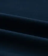 Camisa de vestir marrón oscuro, corte slim, de manga larga y cuello camisero.