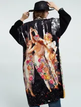 Kimono largo con estampado floral multicolor, mangas largas negras de punto y cinturón con flecos.