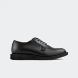 Zapato de vestir negro de cuero liso, con cordones y suela plana.
