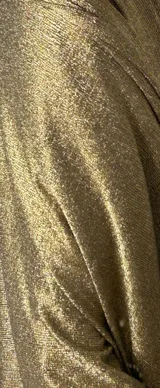 Vestido largo dorado con breteles finos y escote en V.