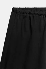 Bermuda de algodón color negro, con tiro medio, cintura elástica ajustable con cordones y bolsillos laterales ocultos en costura.