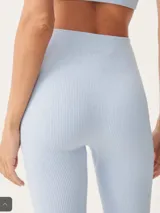 Calza deportiva larga color lila con textura acanalada.