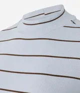 Blusa de ribana color marrón con rayas horizontales blancas, cuello medio, mangas cortas y corte ajustado.