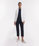 Blazer alargado slim de Cortelle, color blanco, confeccionado en punto roma con solapas, bolsillos embutidos y cierre delantero de dos botones.