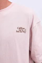 Remera de algodón color verde oliva, corte oversize, con cuello redondo y un pequeño logo bordado en el pecho.